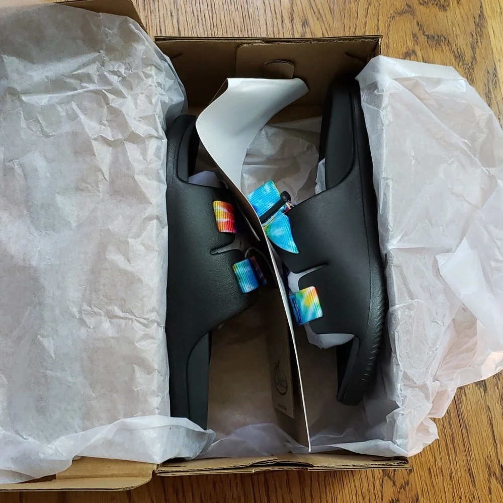 NIB Chaco Chillos Slide Sandal In Black Rainbow Tie Dye Kids Size 2